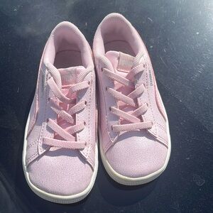 Kids puma sneakers size 7 light worn.